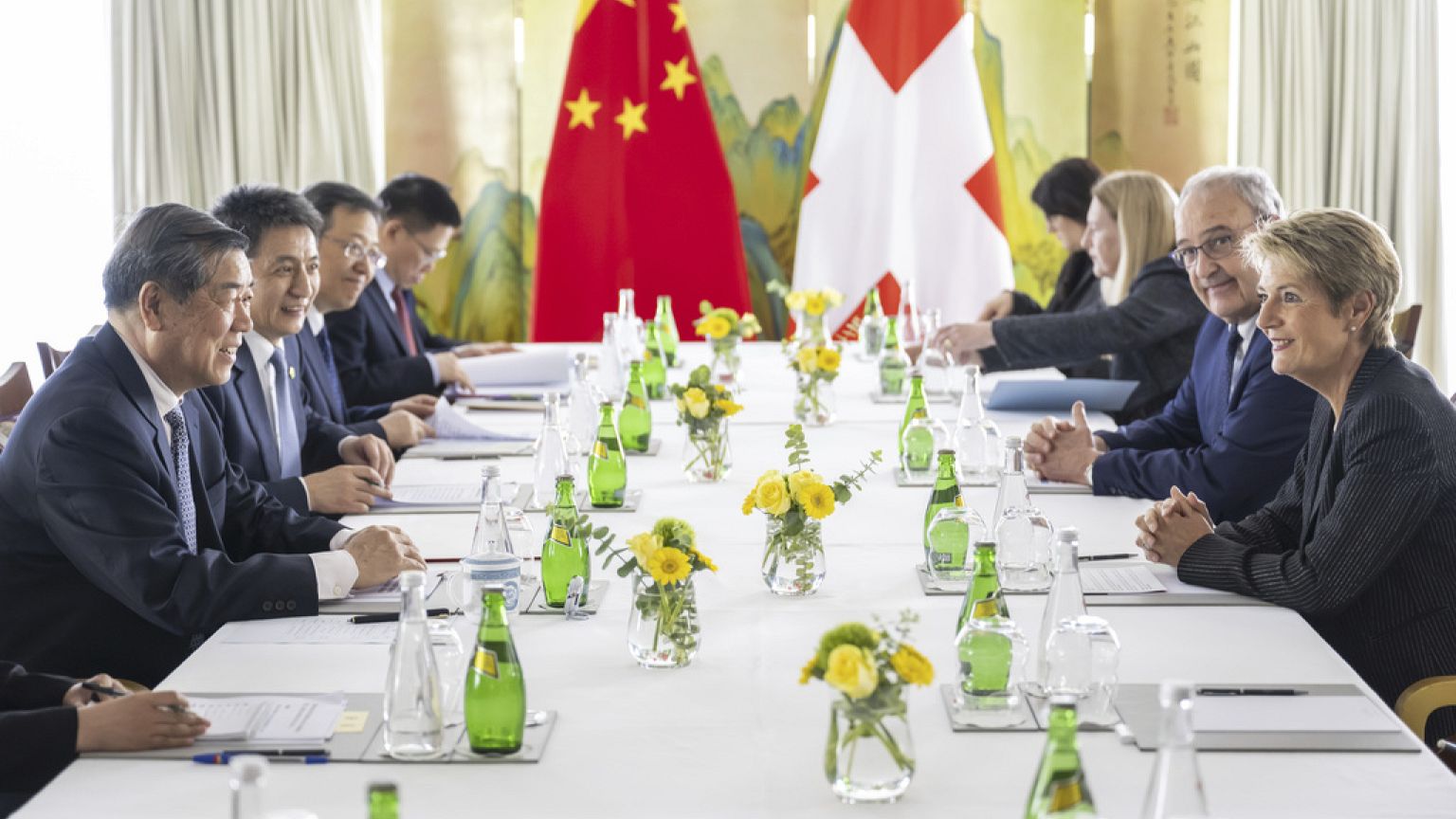Market Anticipates U.S.-China Trade Deal | Bitcoin Defies Centralized Control 5