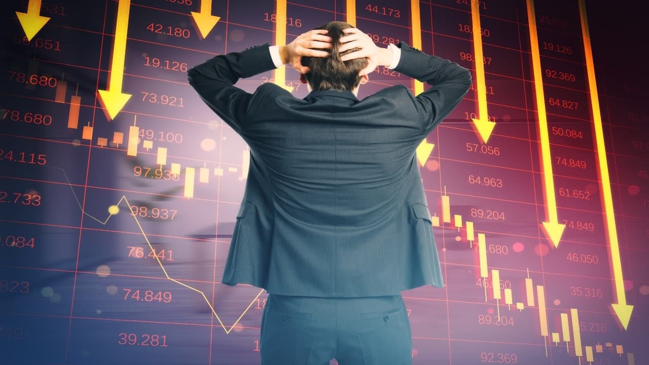 Crypto traders push the altcoin market below $900B twice in 24 hours as panic deepens. 1