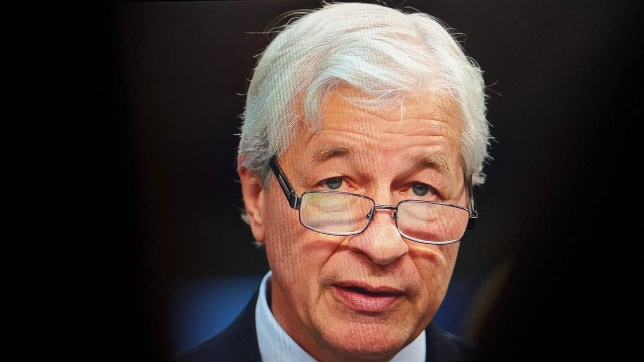 JPMorgan's Jamie Dimon praises the Mexican economy in high-stakes meeting with President Sheinbaum. 1