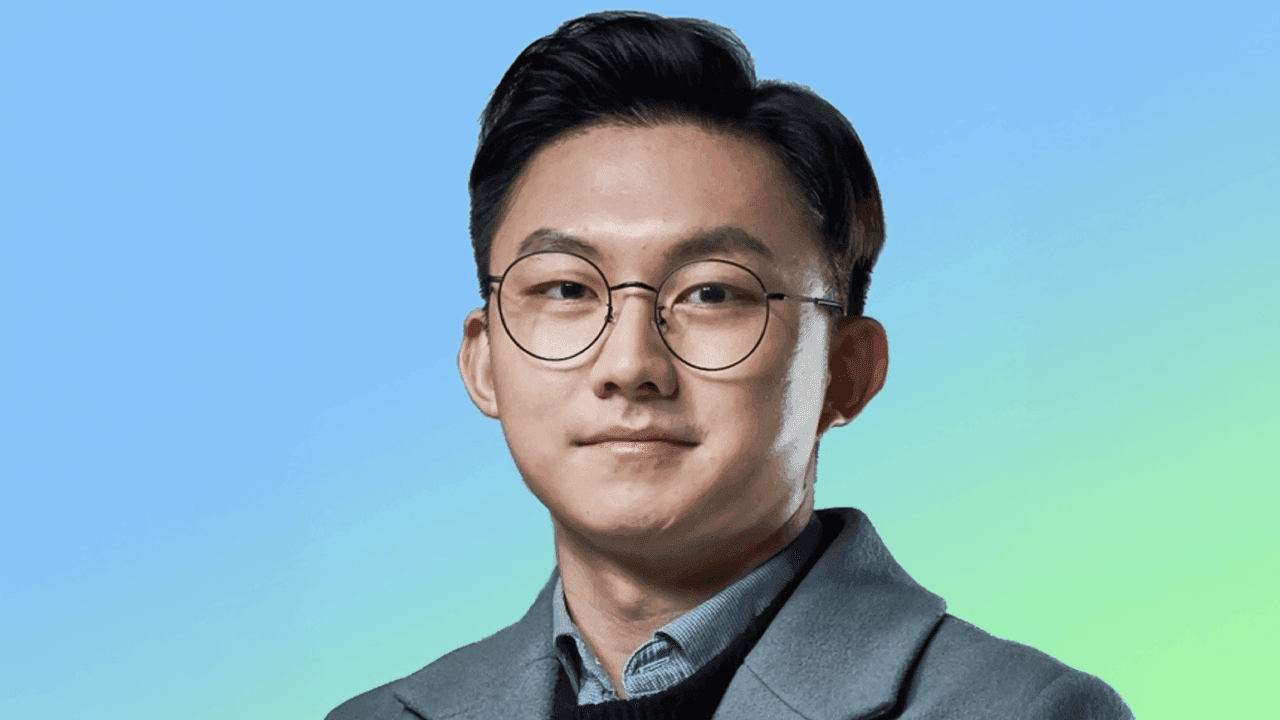 As top analysts turn bearish on Bitcoin, Cryptoquant's CEO stands almost alone. 1