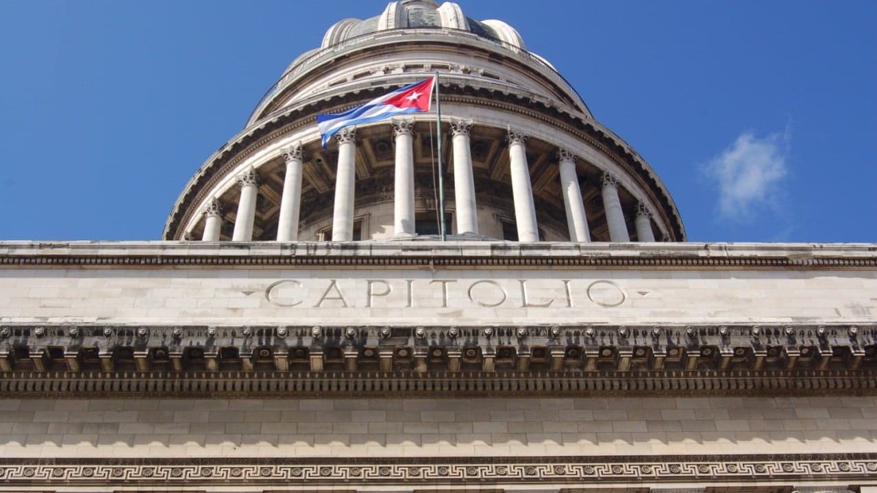 Cuba aprueba 176 reformas históricas para abrir su economía a bancos privados y bienes raíces. 1